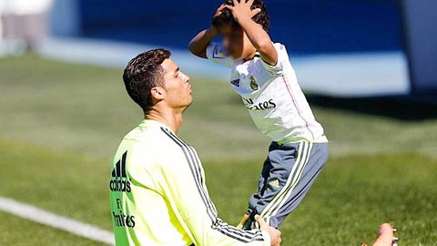 Ronaldo mong con trai đá vị trí tiền đạo