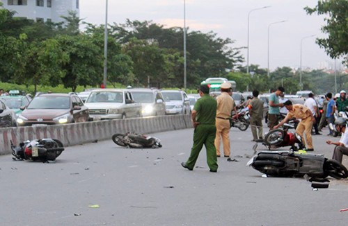 Hiện trường vụ ôtô tông 8 xe máy tại ngã tư Nguyễn Hữu Thọ - Lê Văn Lương (quận 7, TP HCM). Ảnh: Sơn Hoà.