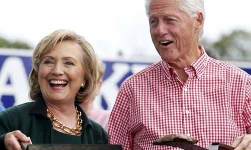 Bà Hillary Clinton cùng chồng, cựu tổng thống Bill Clinton. Ảnh: Reuters.