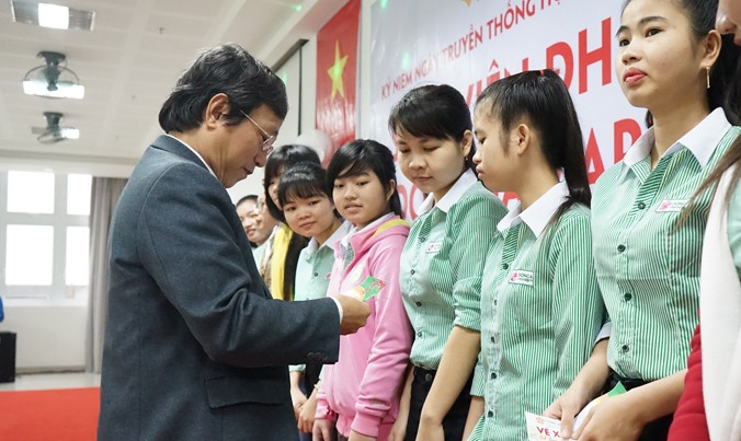 136 sinh viên vùng lũ miền Trung đã được trao tận tay vé xe về Tết.