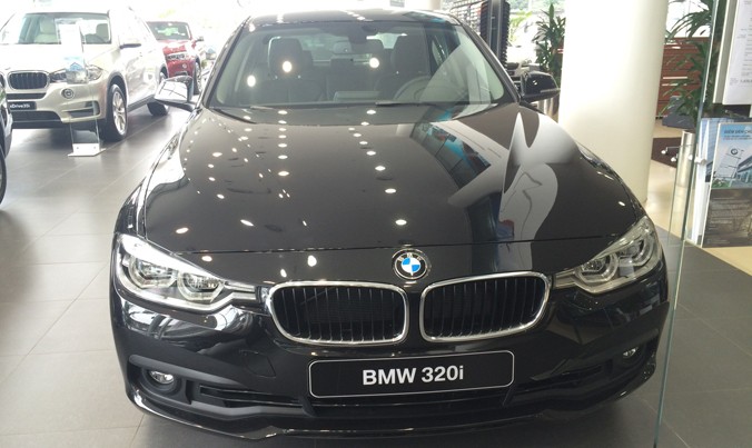 Xe BMW trưng bày trong showroom của Euro Auto.