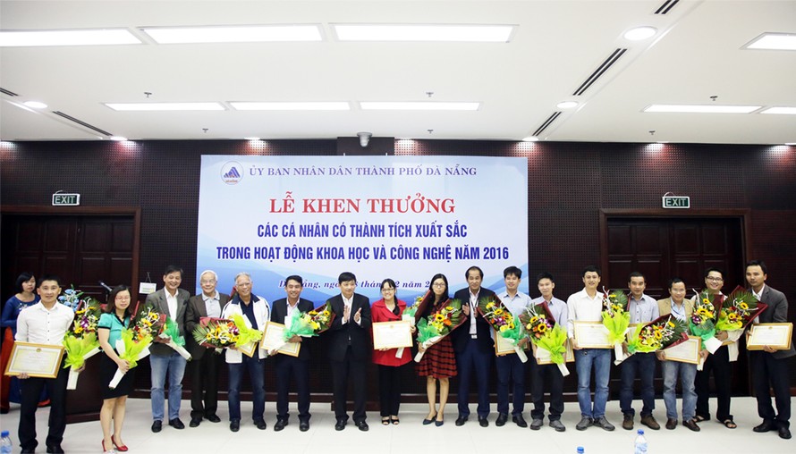 Các nhà khoa học ĐH Duy Tân nhận Bằng khen của Chủ tịch UBND Tp. Đà Nẵng trong năm 2016.