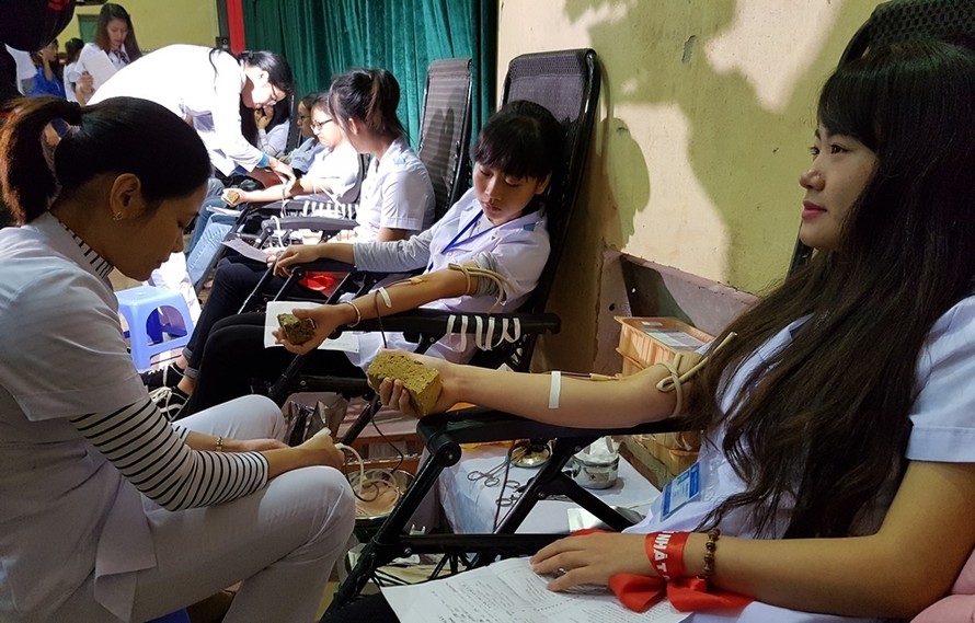 Sự kiện hiến máu thu hút đông đảo bạn trẻ tham gia.