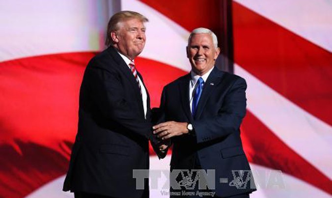 Ông Donald Trump (trái) và "Phó tướng" Mike Pence tại Đại hội toàn quốc đảng Cộng hòa ở Cleveland, bang Ohio ngày 20/7/2016. Ảnh: AFP/TTXVN.