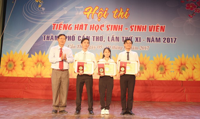 Đ/c Lê Văn Tâm, UVBTV Thành ủy, Phó Chủ tịch Thường trực UBND TP Cần Thơ trao thưởng “Sao tháng giêng” cho các sinh viên.