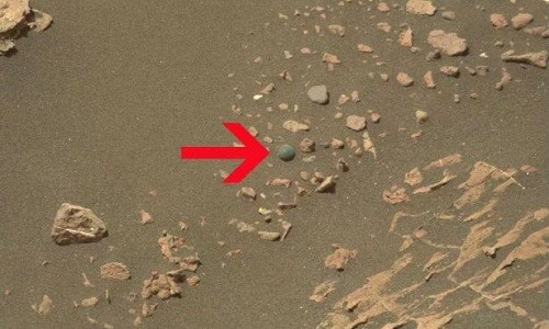 Vật thể sẫm màu hình tròn nằm lẫn giữa những khối đá sao Hỏa. Ảnh: NASA.