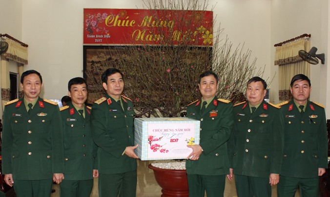Trung tướng Phan Văn Giang (thứ 3, trái sang) tặng quà chúc mừng năm mới Bộ CHQS tỉnh Bắc Ninh.