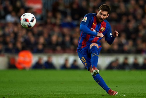 Messi sút phạt chính xác ghi bàn quyết định.