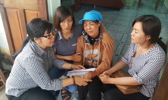 Đại diện Liên đoàn Lao Động tỉnh và UBND huyện Đông Hòa đến thăm hỏi và hỗ trợ gia đình các nạn nhân.