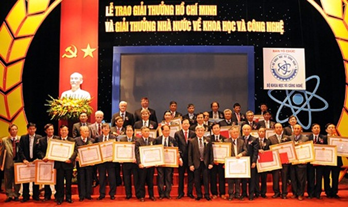 Lễ trao giải thưởng Hồ Chí Minh và Giải thưởng Nhà nước về KH&CN lần thứ IV năm 2010.