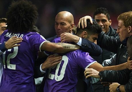 Thầy trò Zidane mừng kỷ lục bất bại mới của bóng đá Tây Ban Nha. Ảnh: Reuters.