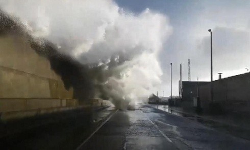 Sóng cao hơn 6 mét đổ ập xuống xe hơi ở Scotland