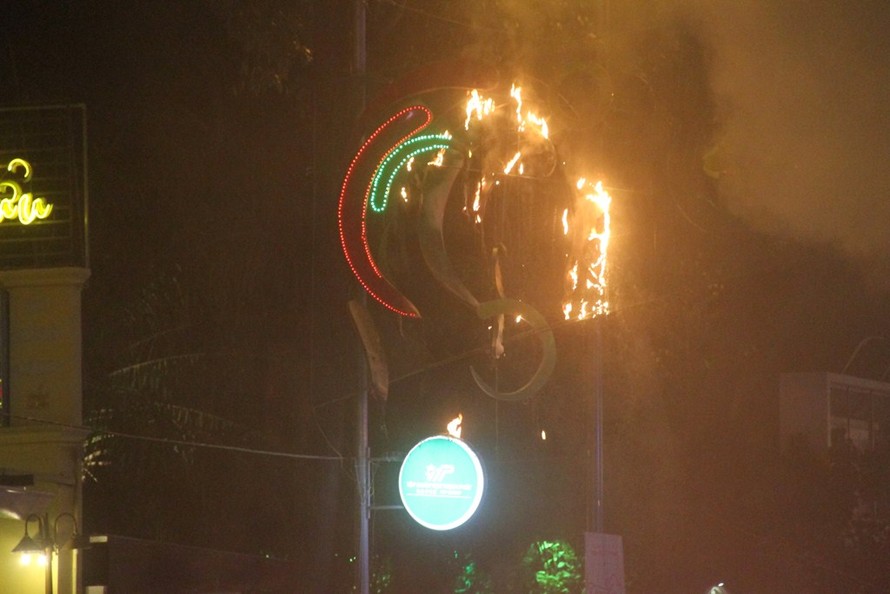Một dây đèn trang trí Tết Nguyên đán bị cháy trên đường Phạm Ngọc Thạch, quận 1, TPHCM.