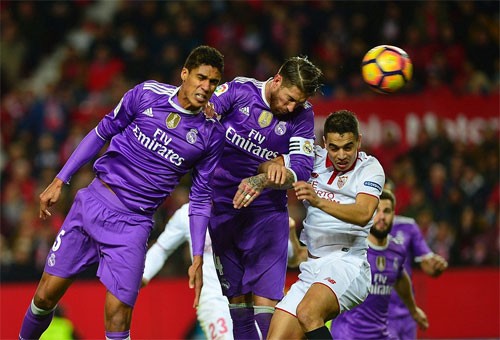 Ramos đánh đầu phản lưới nhà khi chiến thắng đang nằm trong tầm tay của Real. Ảnh: Reuters.