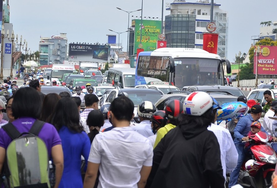 Lưu thông hướng từ Sân bay Tân Sơn Nhất về quận 1 người tham giao thông phải nhích từng chút một.