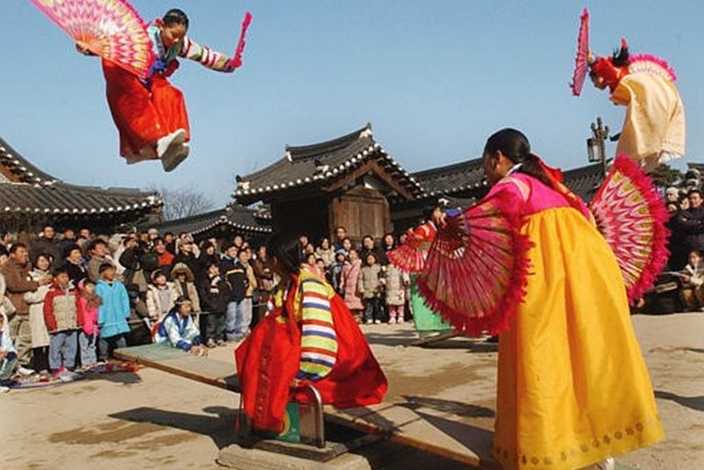 Các hoạt động vui chơi chào đón năm mới của người Hàn Quốc thường chỉ diễn ra trong 3 ngày. Ảnh: Pinterest.