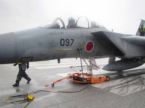 Chiếc F-15 gặp sự cố rụng bánh tại sân bay Naha. Ảnh: Japan Times.