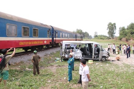 Vụ tai nạn nghiêm trọng giữa tàu hỏa và xe khách xảy ra tại Đồng Nai ngày mùng 5 Tết.