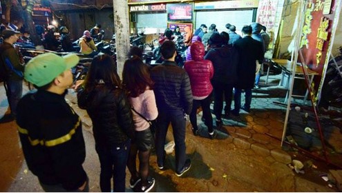 Nhiều người xếp hàng trên phố Trần Nhân Tông (Hà Nội) từ sáng sớm để mua vàng. Ảnh: Giang Huy/VnExpress.
