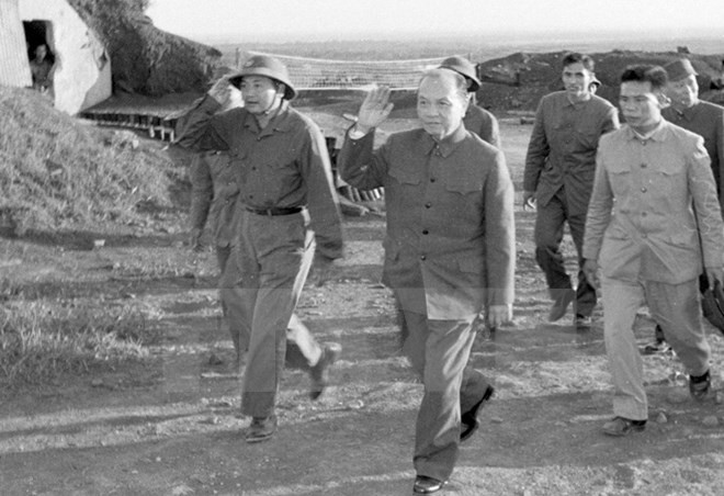Tổng Bí thư Trường Chinh thăm căn cứ Dốc Miếu, tỉnh Quảng Trị (15/1/1974). (Ảnh: Lâm Hồng/TTXVN)