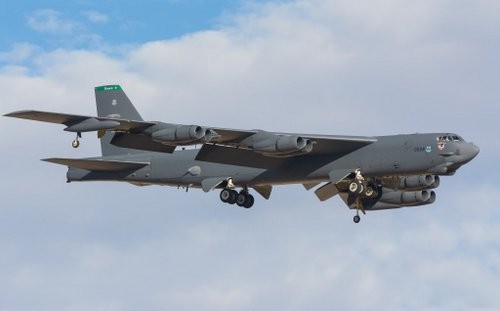 Máy bay B-52 hạ cánh xuống căn cứ. Ảnh: Wallpaper Safari.