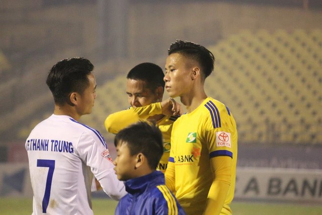Các cầu thủ SLNA buồn bã rời sân nhà khi để thua ngược Quảng Nam 2-4.