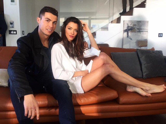 Siêu mẫu Anna Christina Schwartz tung ảnh tình tứ bên cạnh C.Ronaldo.
