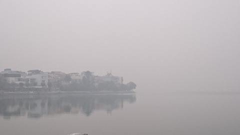Sương mù ở khu vực đường ven hồ Xuân Diệu, Hà Nội vào sáng nay (15/2).