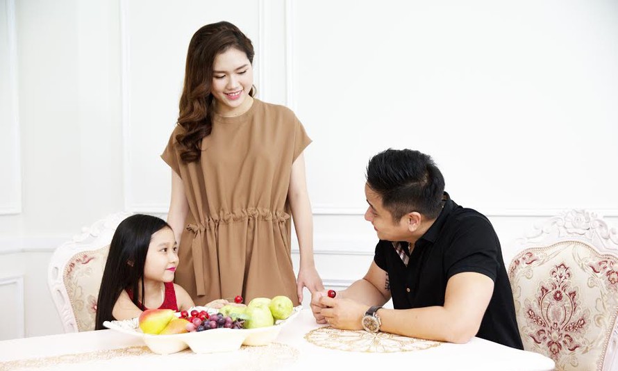 Gia đình hạnh phúc của diễn viên Minh Tiệp và bà xã Phạm Dương.