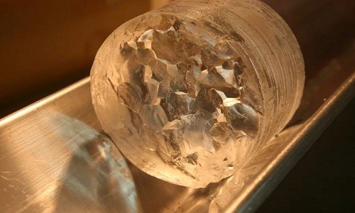 Lõi băng 720.000 năm tuổi có nhiều vòng như vân gỗ. Ảnh: Viện nghiên cứu vùng cực.
