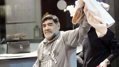Maradona xô xát với bạn gái sau đêm Valentine mặn nồng