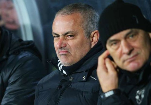 Mourinho (giữa) sẽ phải loại đội bóng cũ nếu muốn giúp Man Utd bảo vệ FA Cup. Ảnh: Reuters.