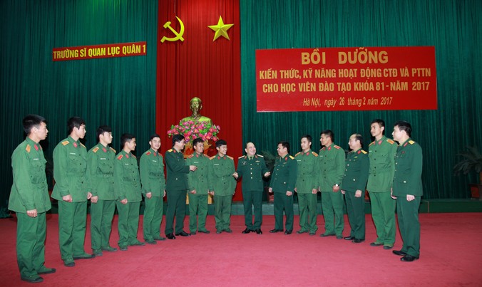 Lãnh đạo, đại biểu Trường Sĩ quan Lục quân 1, Ban Thanh niên Quân đội trao đổi với các cán bộ Đoàn, ĐVTN tham dự lớp tập huấn.