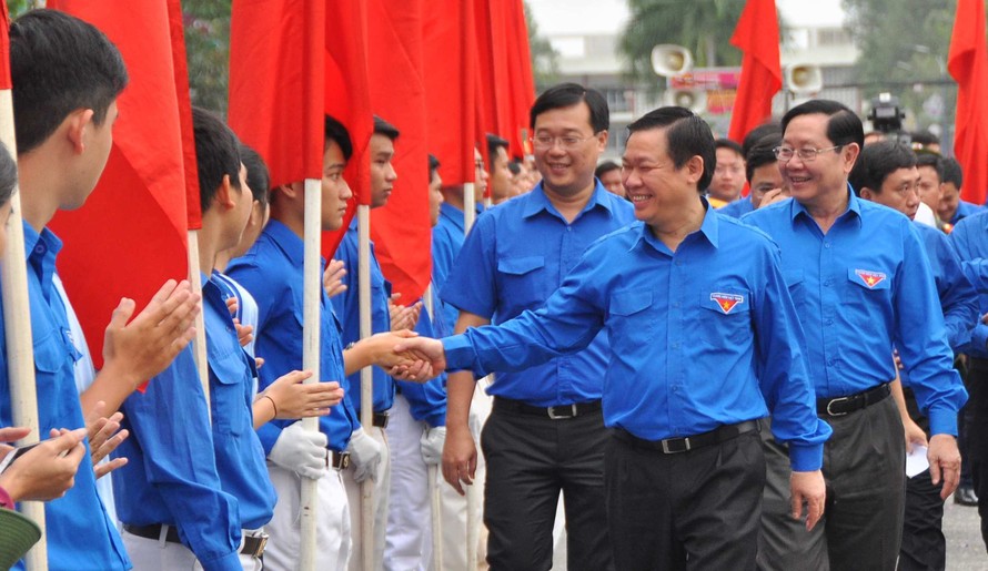 Phó thủ tướng Vương Đình Huệ bắt tay các bạn trẻ.
