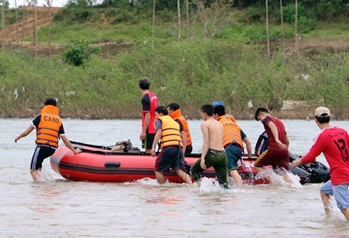 Cảnh sát PCCC Quảng Ngãi quần thảo đoạn thượng nguồn sông Trà Khúc tìm nạn nhân. Ảnh: Quảng Lâm.