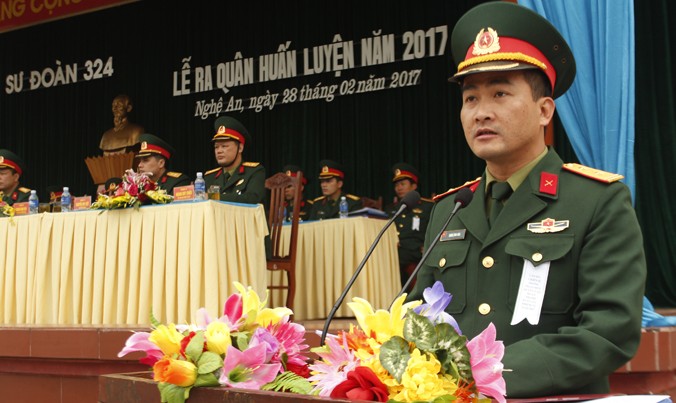 Trung tá Đoàn Sinh Hòa - Phó Tham mưu trưởng Sư đoàn quán triệt nhiệm vụ huấn luyện khối cơ quan sư đoàn năm 2017.