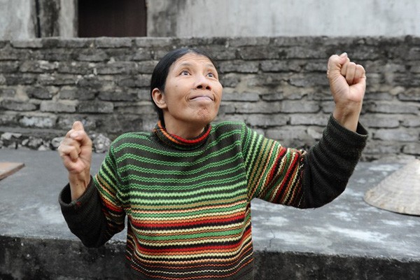 Bà Vũ Thị Đào (51 tuổi) diễn lại cảm xúc sợ hãi.