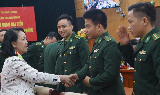 Trưởng ban Dân vận T.Ư Trương Thị Mai trò chuyện, động viên các gương mặt trẻ tiêu biểu của lực lượng biên phòng, chiều 1/3.