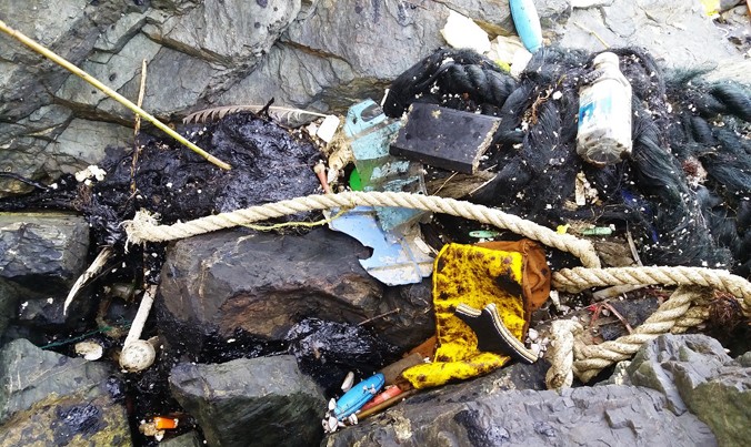 Dầu vón cục và rác bất thường tấp vào bờ biển huyện Núi Thành, Quảng Nam.