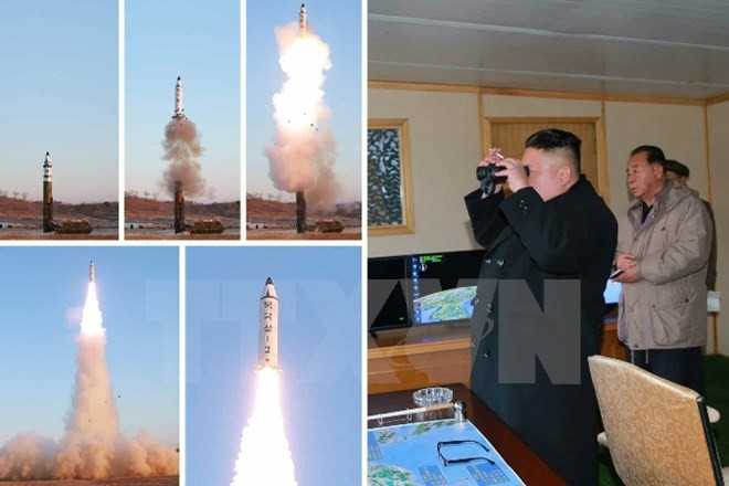 Nhà lãnh đạo Triều Tiên Kim Jong-un giám sát vụ phóng tên lửa đất đối đất Pukguksong-2 tại căn cứ không quân Banghyon ngày 12/2. Nguồn: YONHAP/TTXVN.