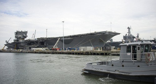 USS Enterprise nằm chờ được tháo dỡ trong cảng. Ảnh: AFP.