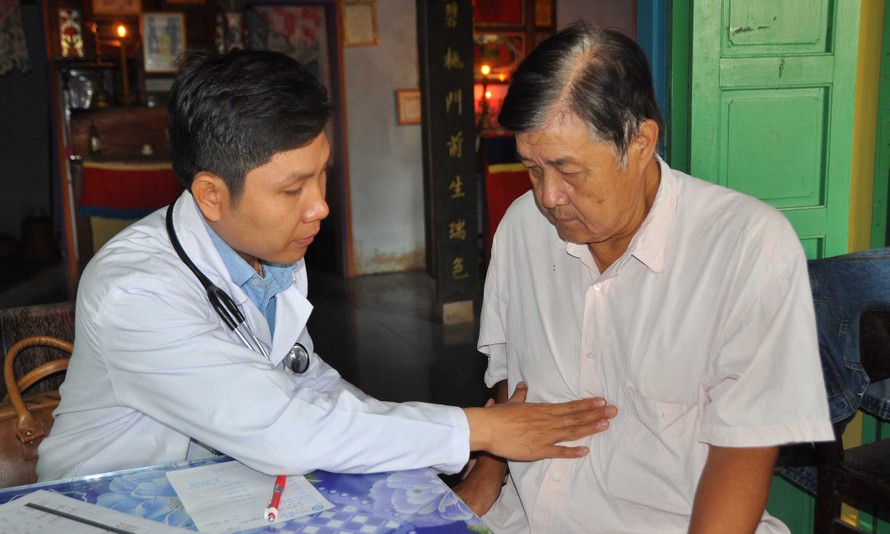Bác sỹ Võ Hoàng Nghĩa đang khám bệnh.