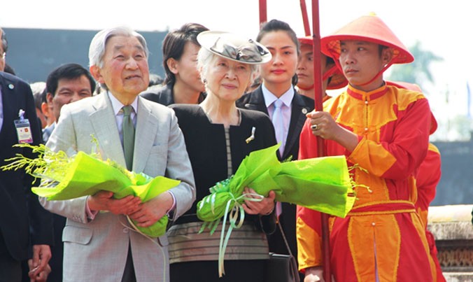 Trước khi vào Đại nội, Vua và Hoàng hậu Nhật Bản dừng lại trước Ngọ môn - một biểu tượng của xứ Huế.