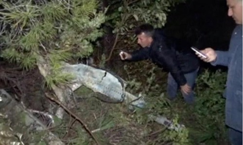 Nhóm cứu hộ Thổ Nhĩ Kỳ đến gần phi cơ bị rơi. Ảnh: Reuters.