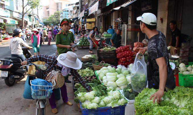 Ảnh 1 Lực lượng CSTT tuyên truyền nhắc nhở các tiểu thương buôn bán lấn chiếm vỉa hè, khu vực chợ Tân An.