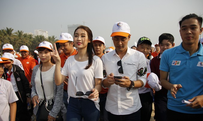Hoa hậu Đỗ Mỹ Linh tham gia chương trình đi bộ.