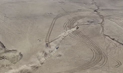Màn rượt đuổi giữa xe bom IS và thiết giáp Iraq trên sa mạc