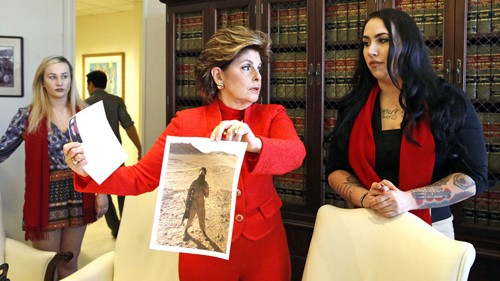 Cựu binh sĩ Erika Butner (phải) và luật sư Gloria Allred cùng binh sĩ Marisa Woytek (trái) tại một cuộc họp báo về vụ bê bối. Ảnh: AP.