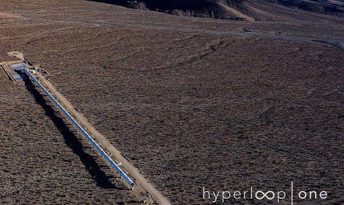 Toàn cảnh đường ống dẫn của đoàn tàu Hyperloop tại sa mạc Nevada. (Ảnh: Hyperloop One).