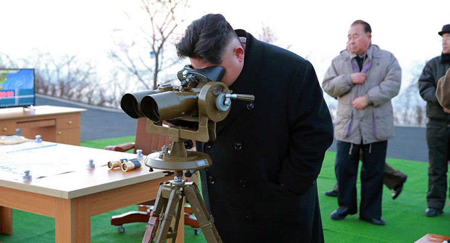 Nhà lãnh đạo Triều Tiên Kim Jong Un giám sát một vụ phóng tử tên lửa đạn đạo.